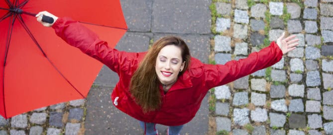 Femme en consultation médicale discutant de ses règles et menstruations avec un professionnel de santé