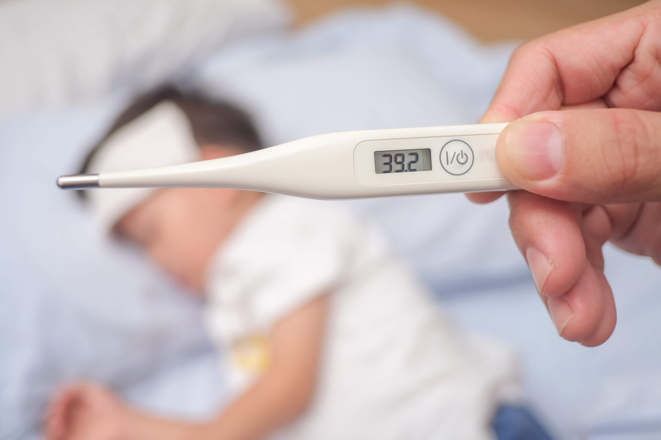 bébé maladie médecine grippe fièvre et thermomètre, un médecin