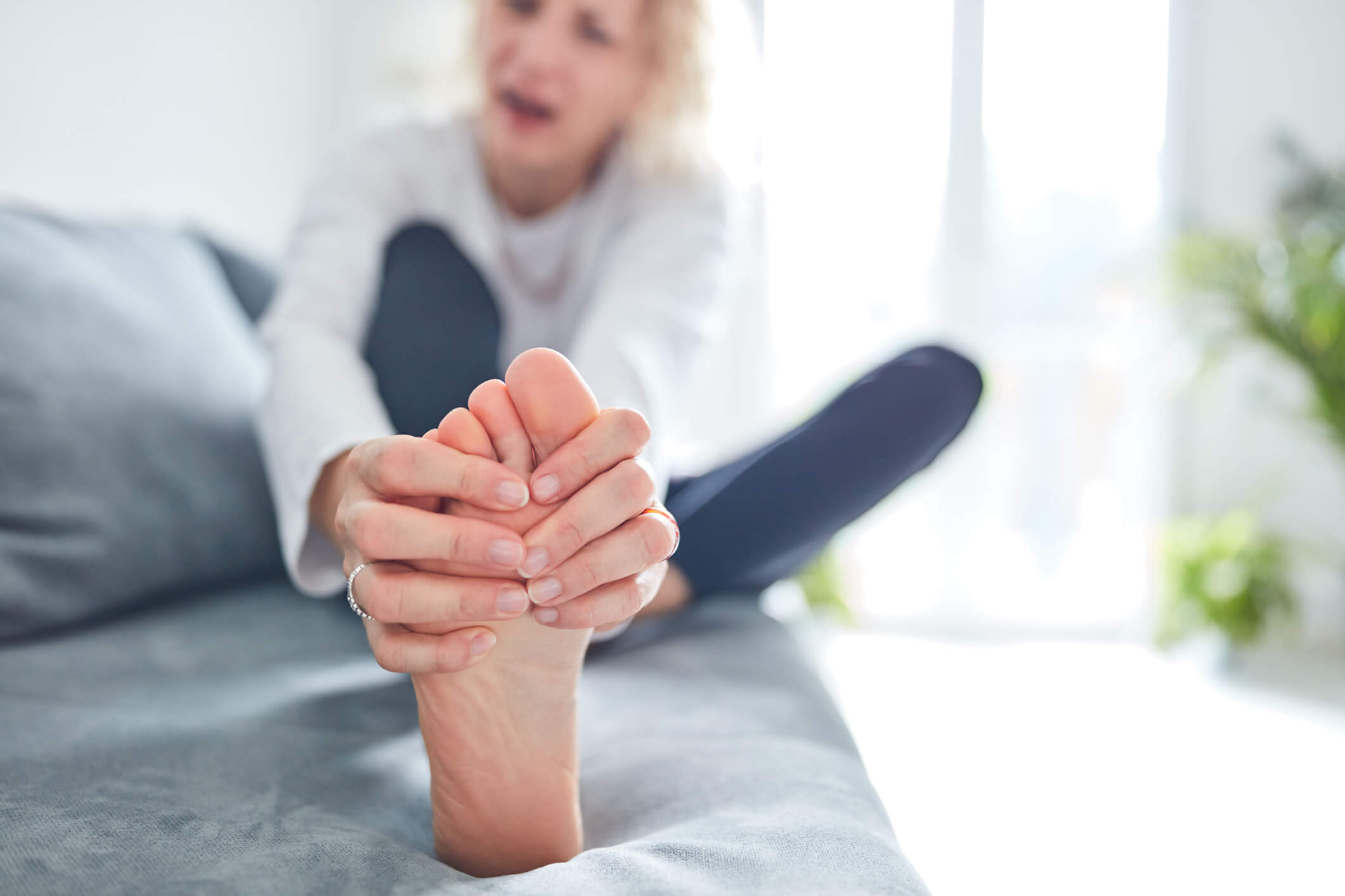 Douleur aux pieds : quelles sont les causes et les traitements qui ...