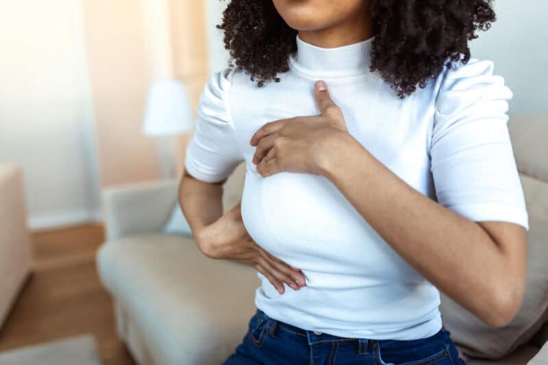 Douleurs aux seins : à quoi correspondent les mastodynies