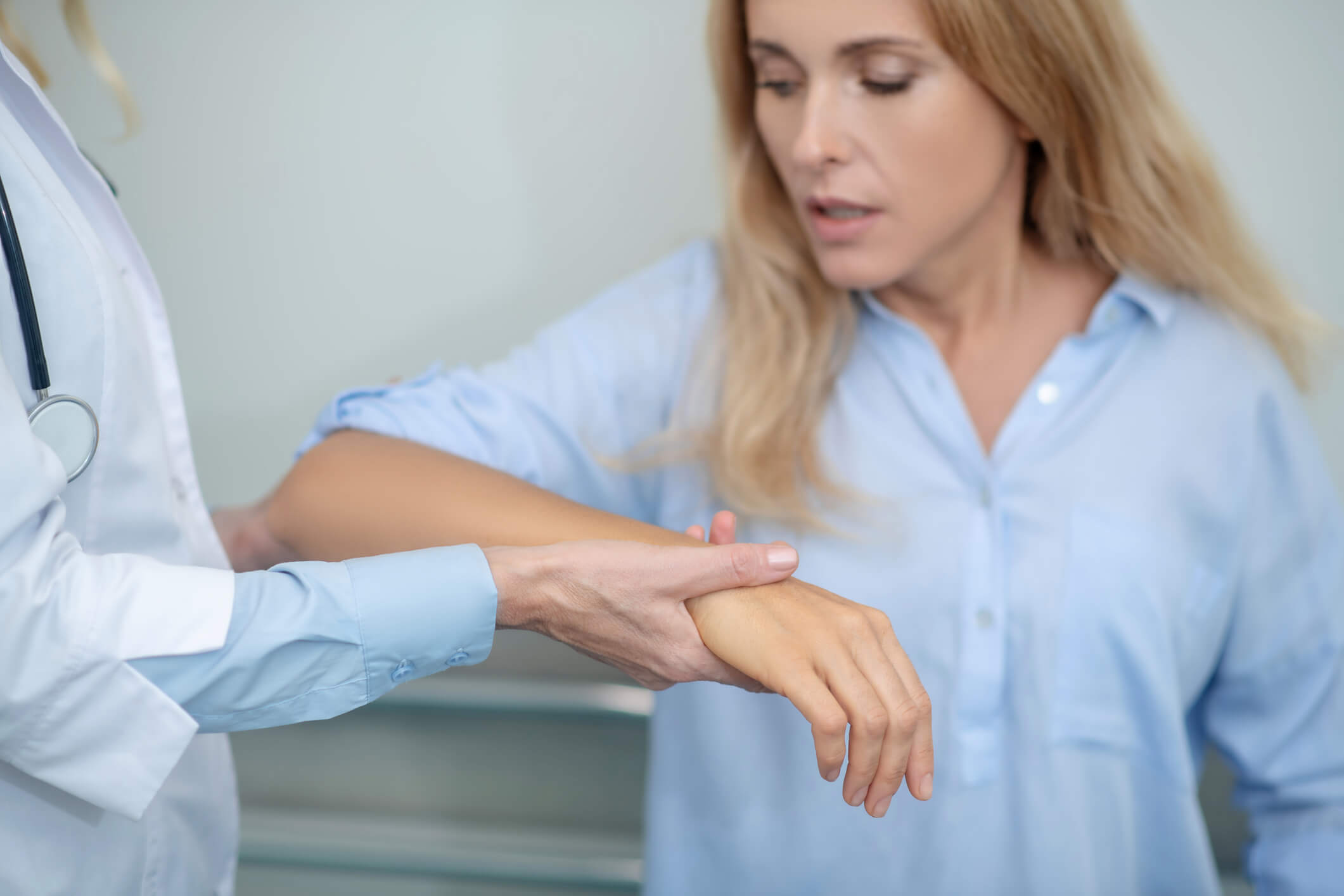 Douleur à l'avant-bras : causes, symptômes et traitement