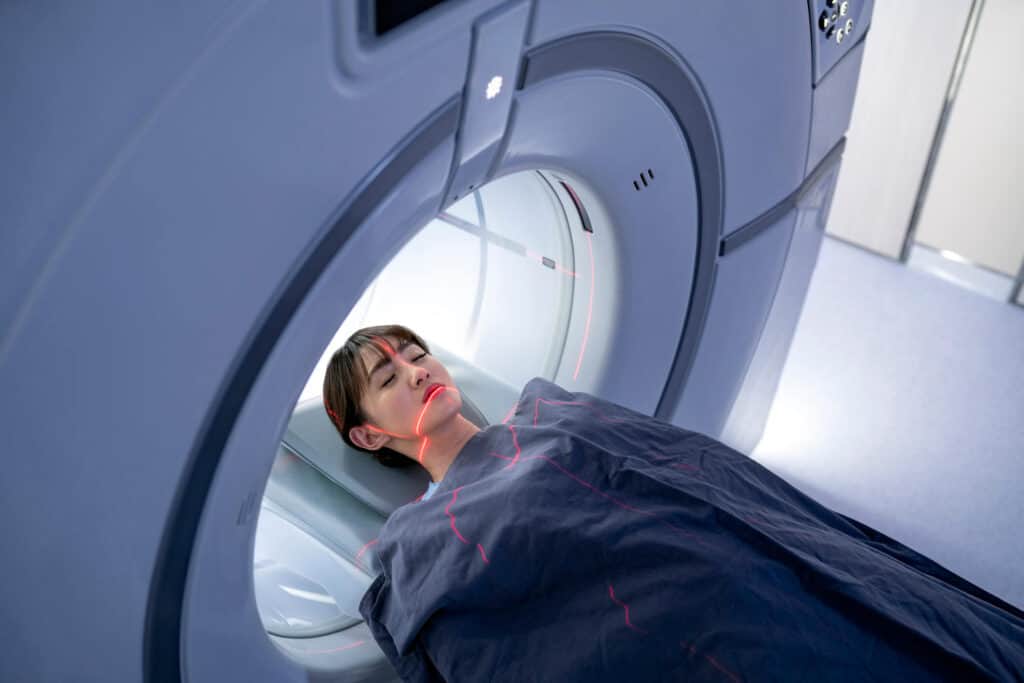 Scanner cérébral déroulement, risques et contreindications