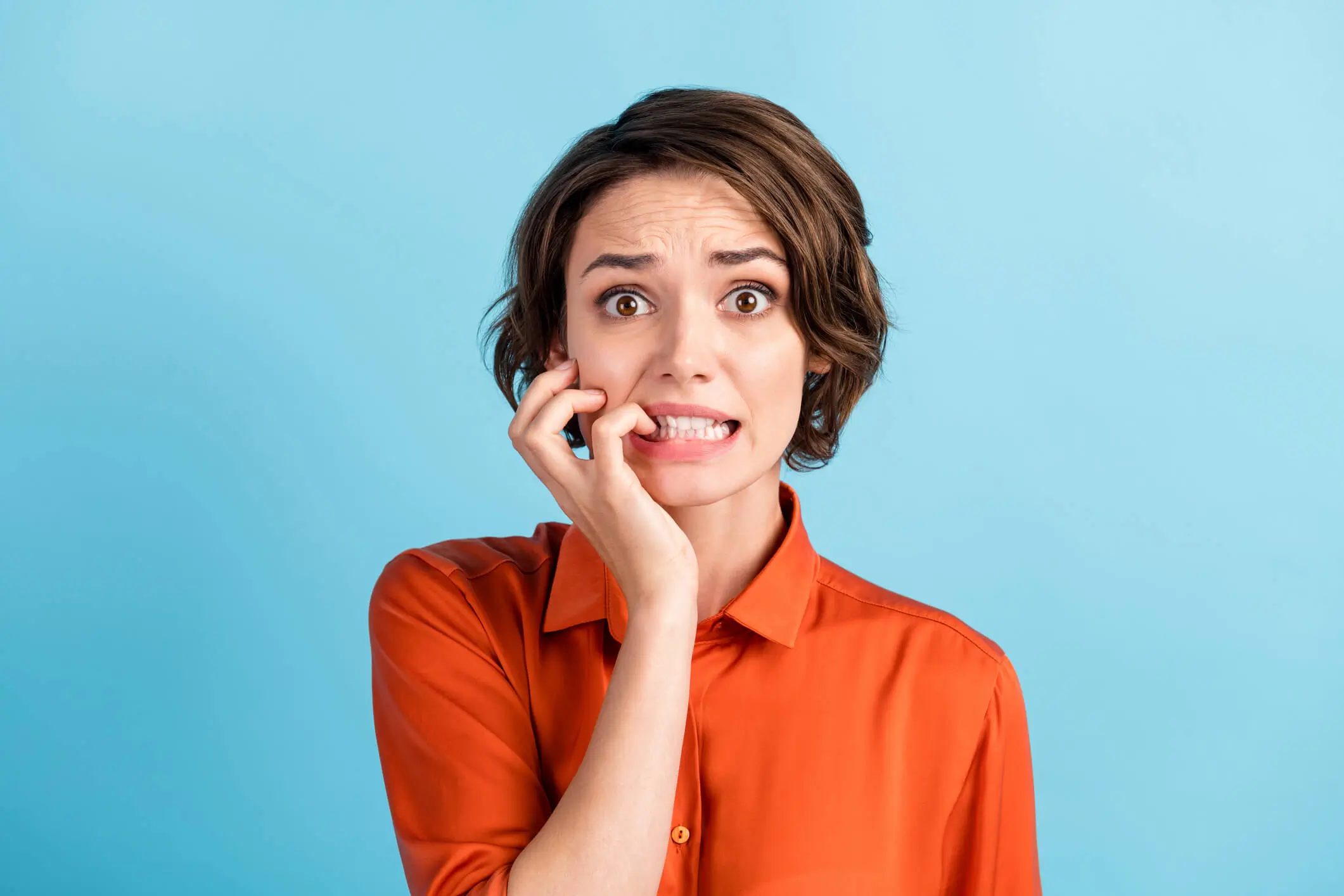 Femme inquiète qui se ronge les ongles