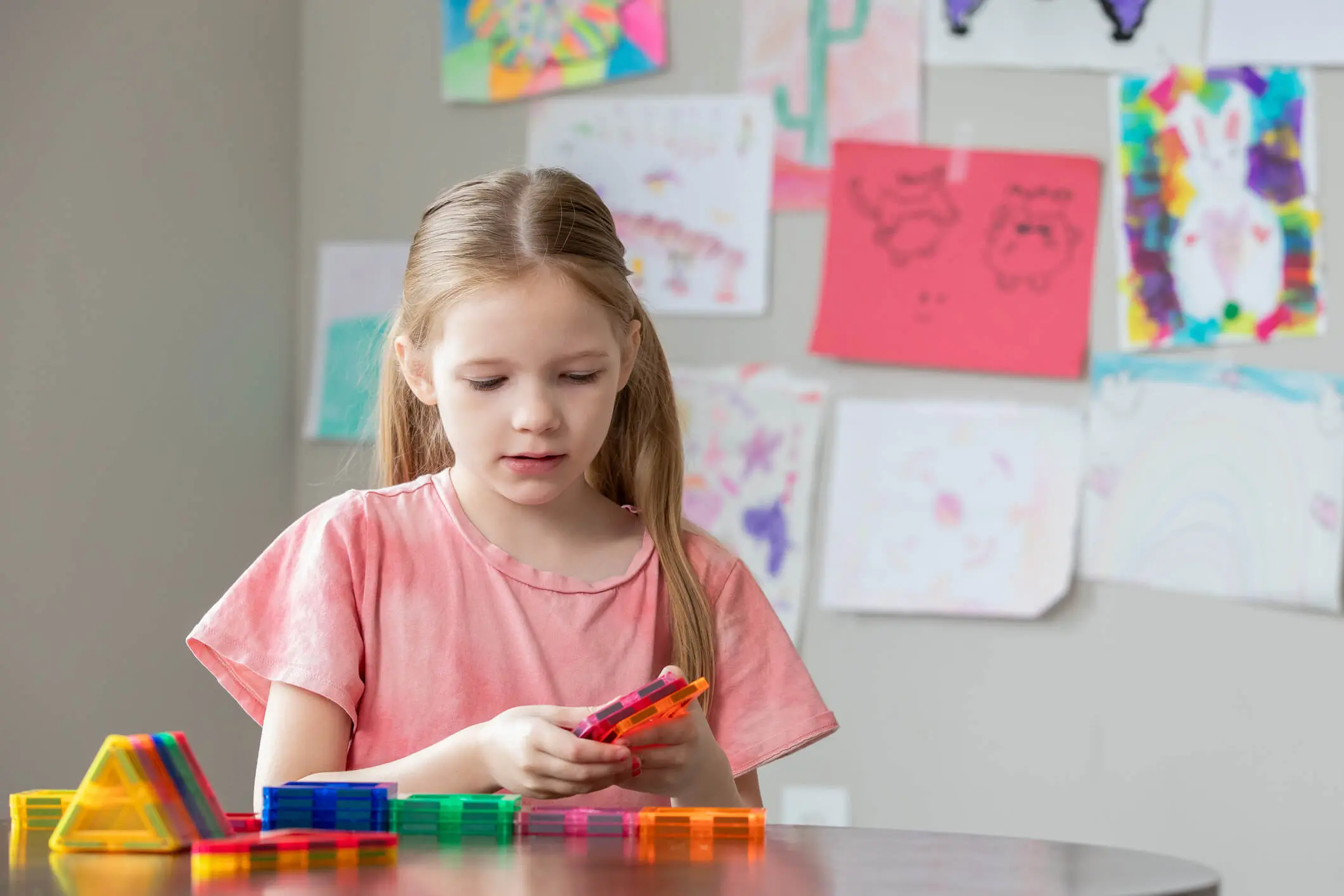 Petite fille jouant avec des jouets en plastique