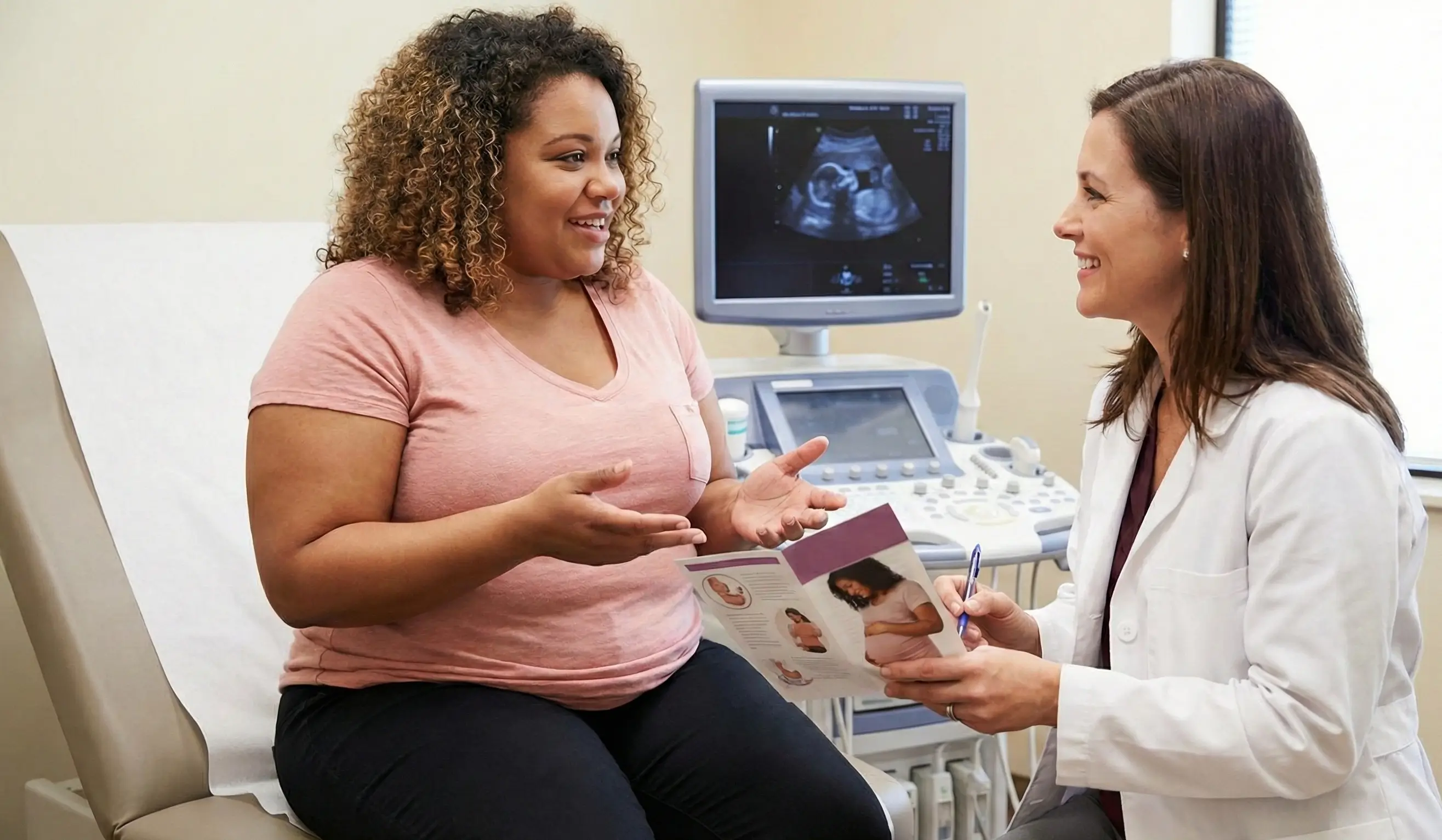 Une femme médecin en blouse blanche et sa patiente obèse enceinte discutant