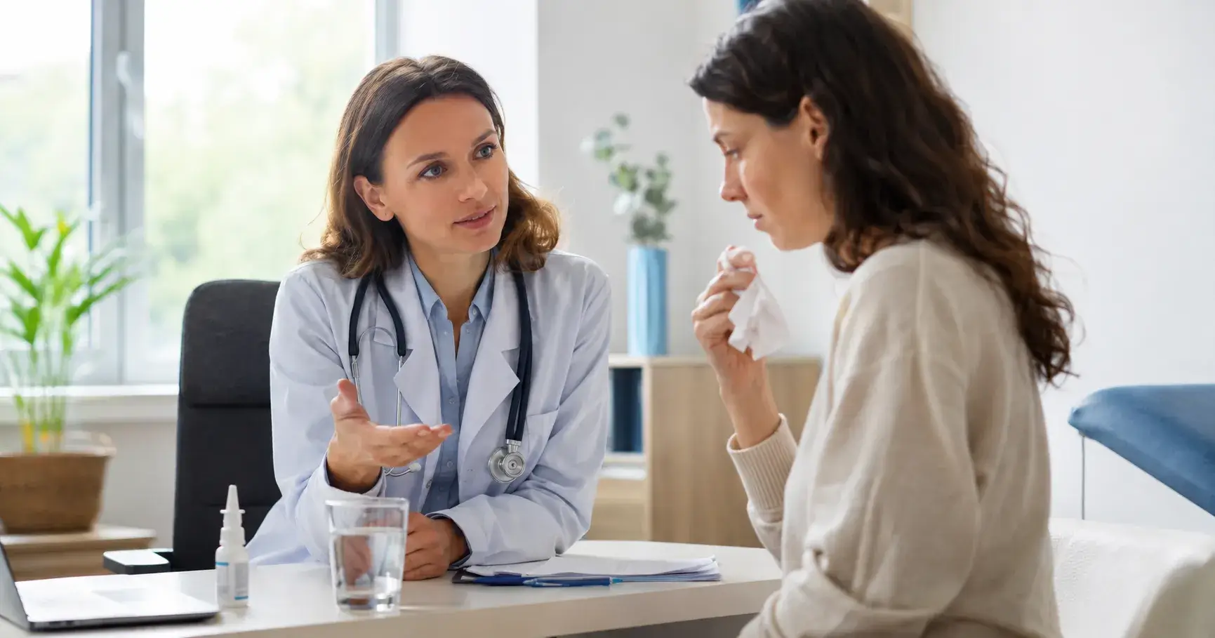 Médecin en consultation avec un patient enrhumé dans un cabinet médical français pour soigner un rhume