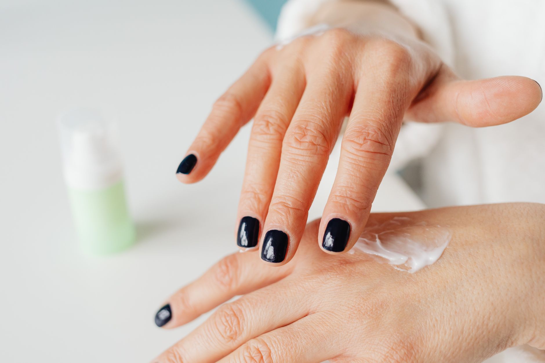 Application d'une crème sur les mains en gros plan