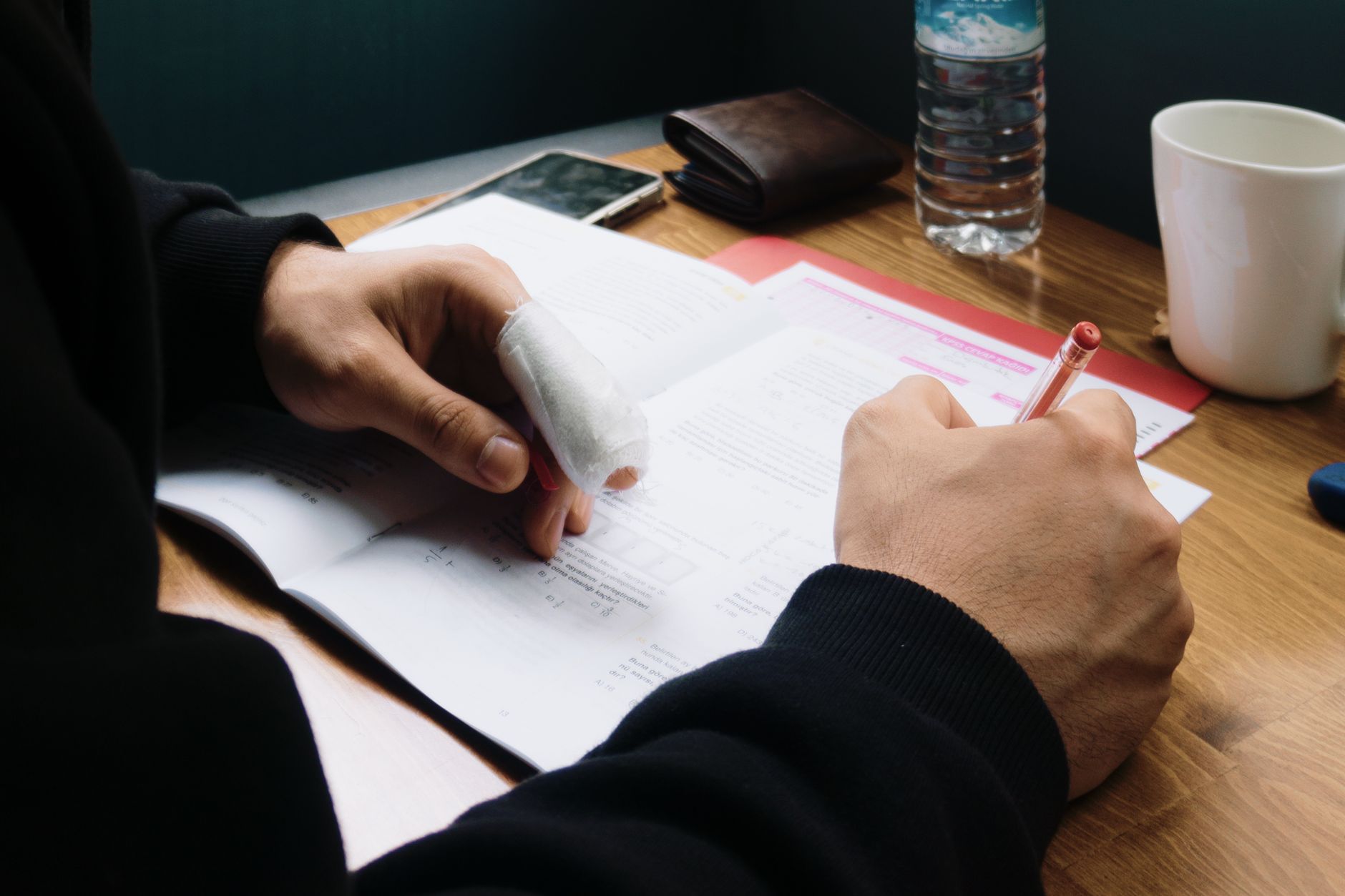 Main dont un doigt est protégé par un pansement