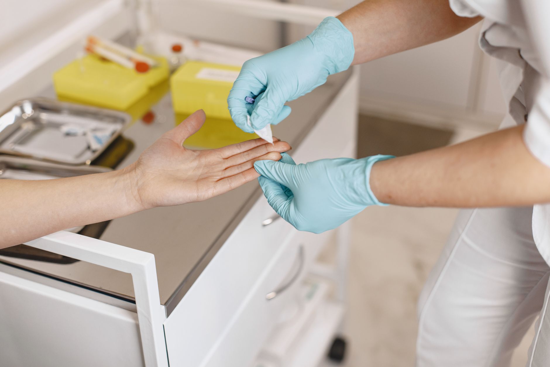Soignant réalisant un soin sur le doigt d'un patient