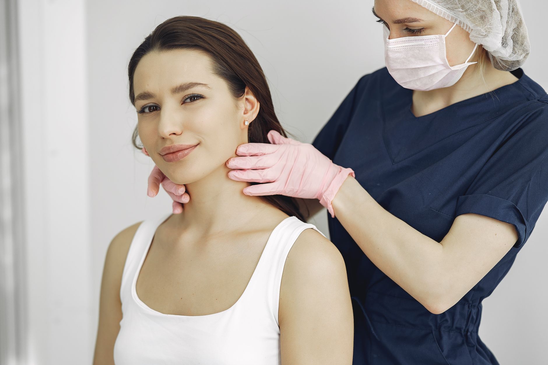 Examen de la peau du cou lors d'une consultation médicale