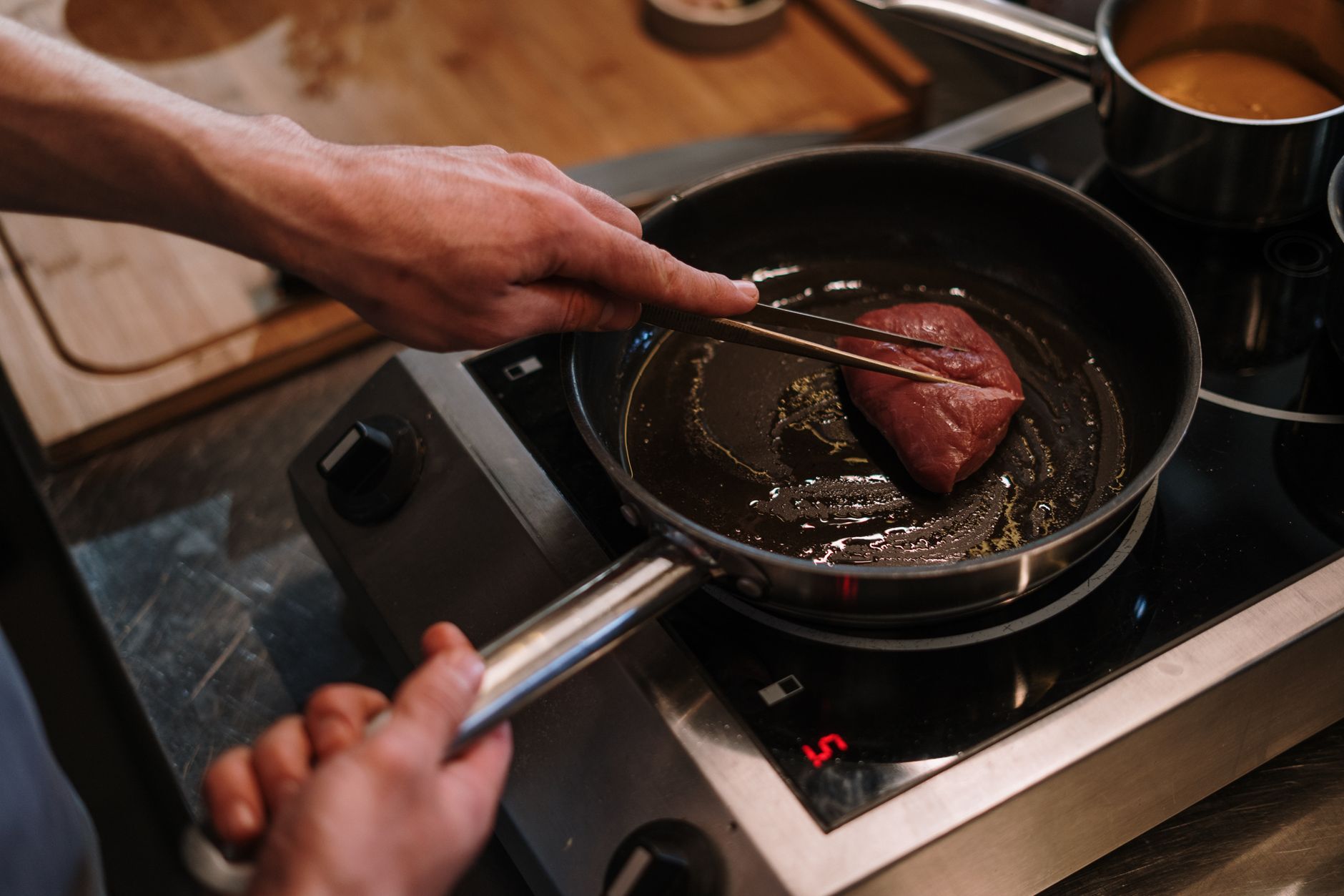 Morceau de viande saisi dans une poêle