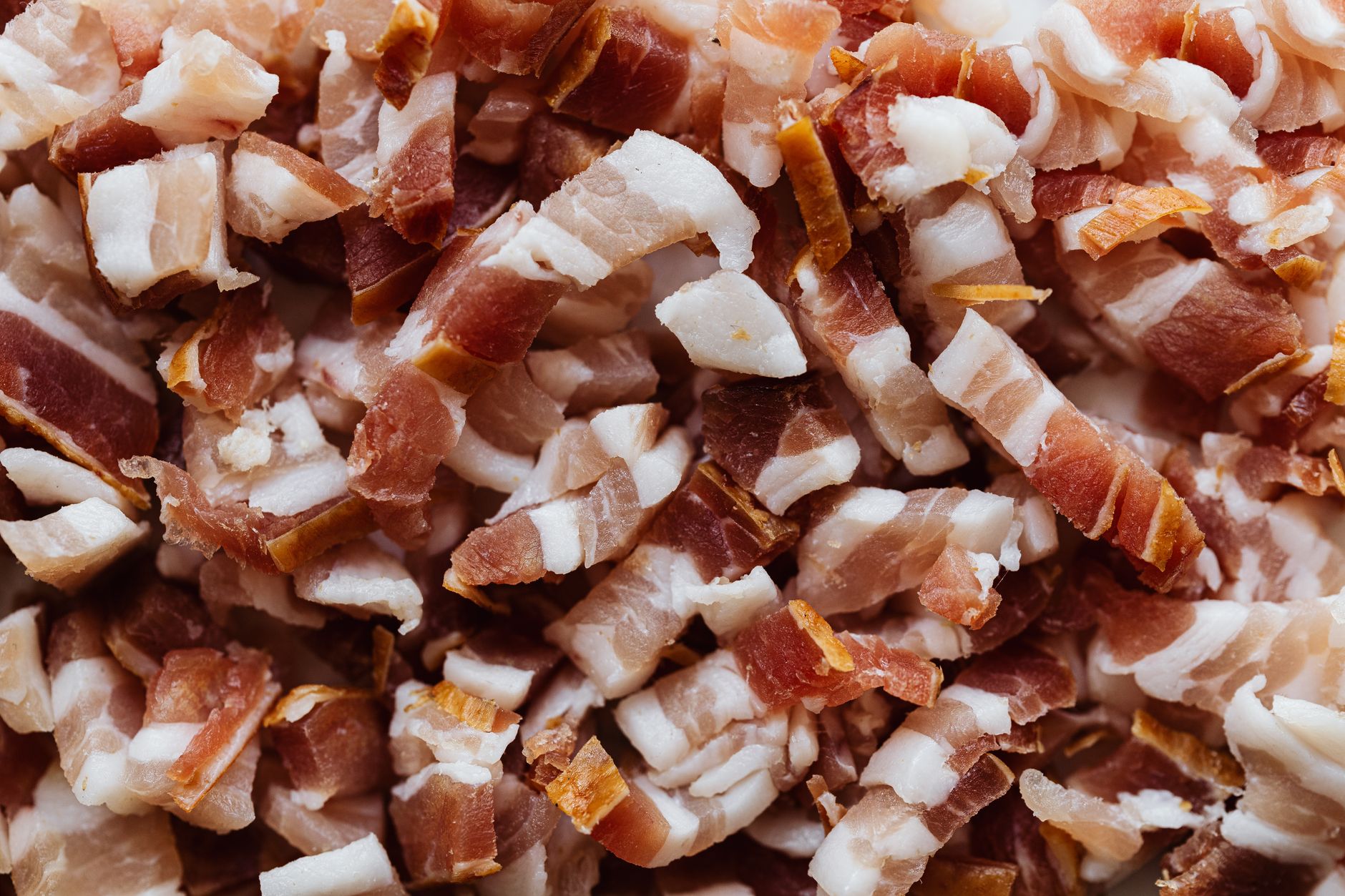 Lardons fumés crus en gros plan